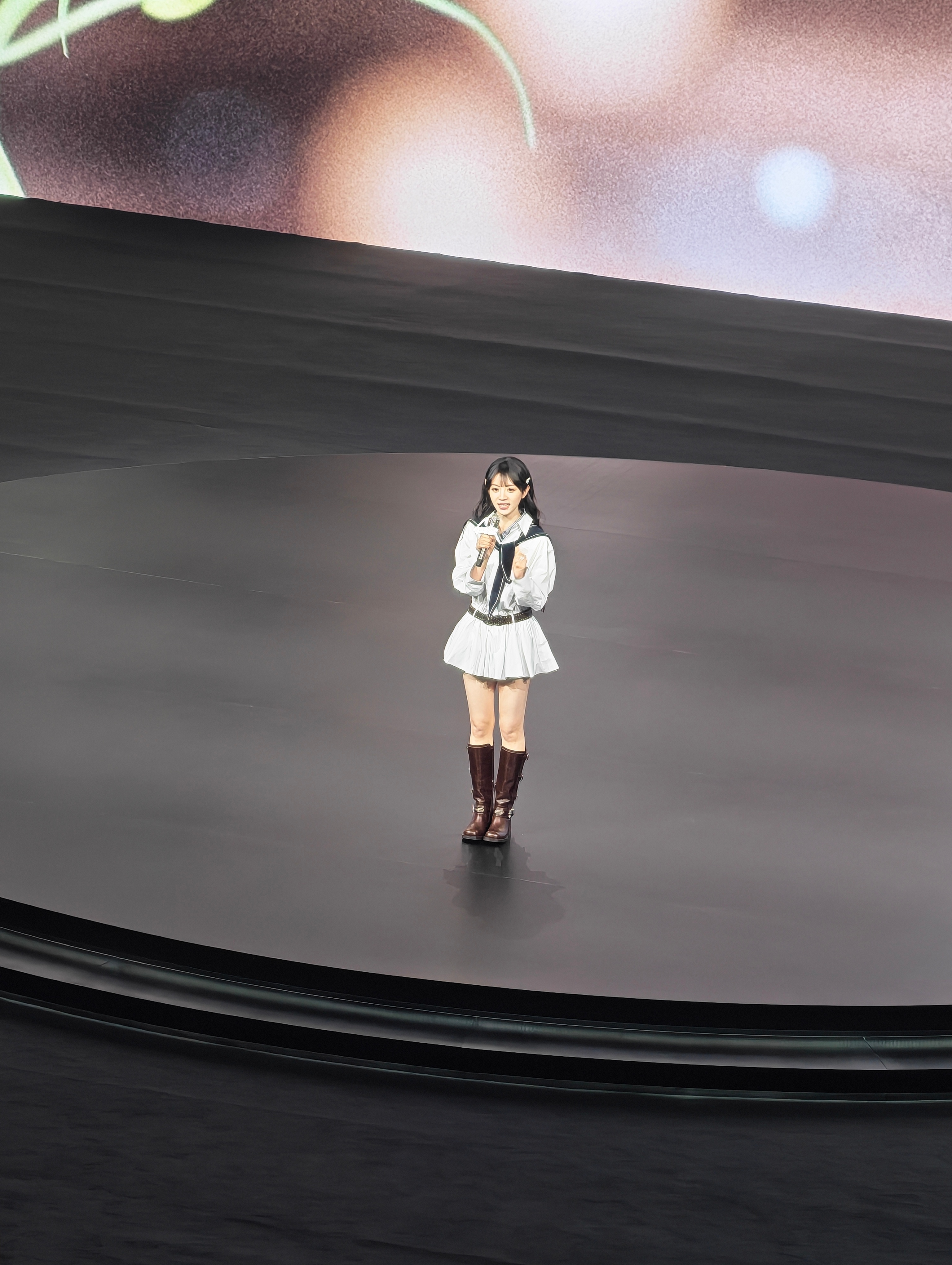 田曦薇给我下了一场告白雪见到了，见到了！在vivo S50发布会见到甜妹田曦薇了