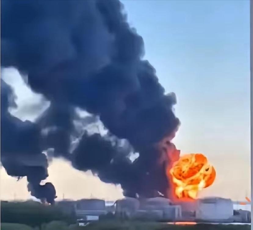 炸了，伊朗真的敢动手了。
当地时间7月12日，伊朗伊斯兰革命卫队航空航天部队突然