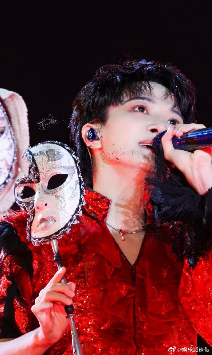 周深有效摘面具 周深摘面具太有魅力！演唱会舞台卸下伪装，白面具在他脸上超可爱，今