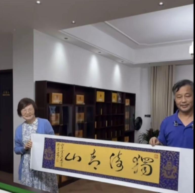 沈巍不是书画大师，他是“流浪大师”，这是人们对艰苦环境状态下依然坚持捡垃圾，依然