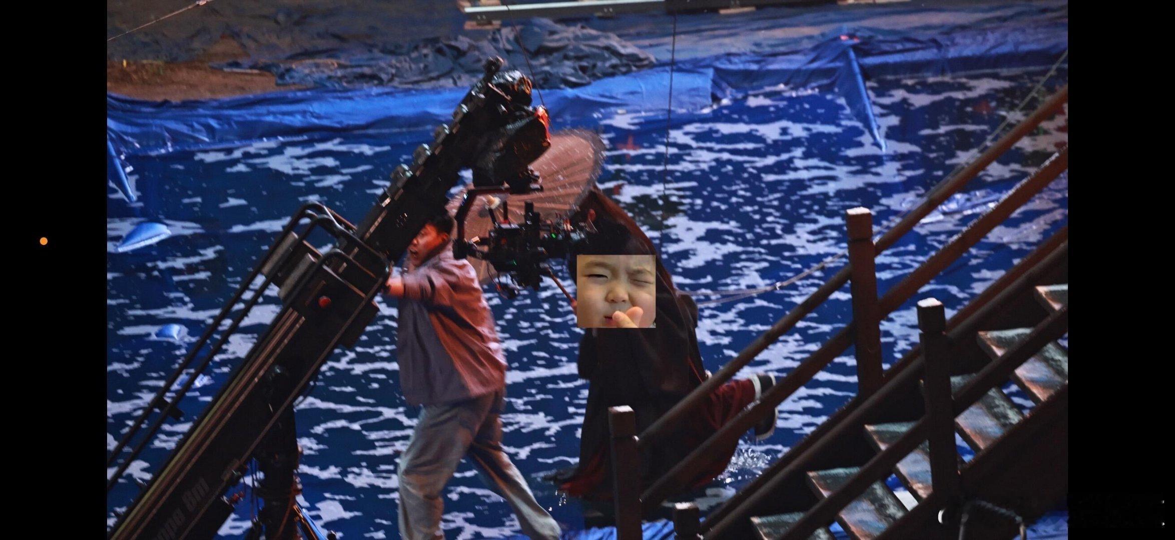 王鹤棣威亚失误差点落水王鹤棣威亚失误差点落水！威亚落点不对，导演：没事吧？王鹤棣