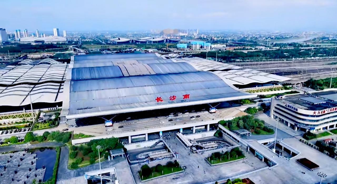 说起长沙高铁南与长沙高铁西，这两大站，个人觉得还是长沙高铁南站要大气很多。看站点