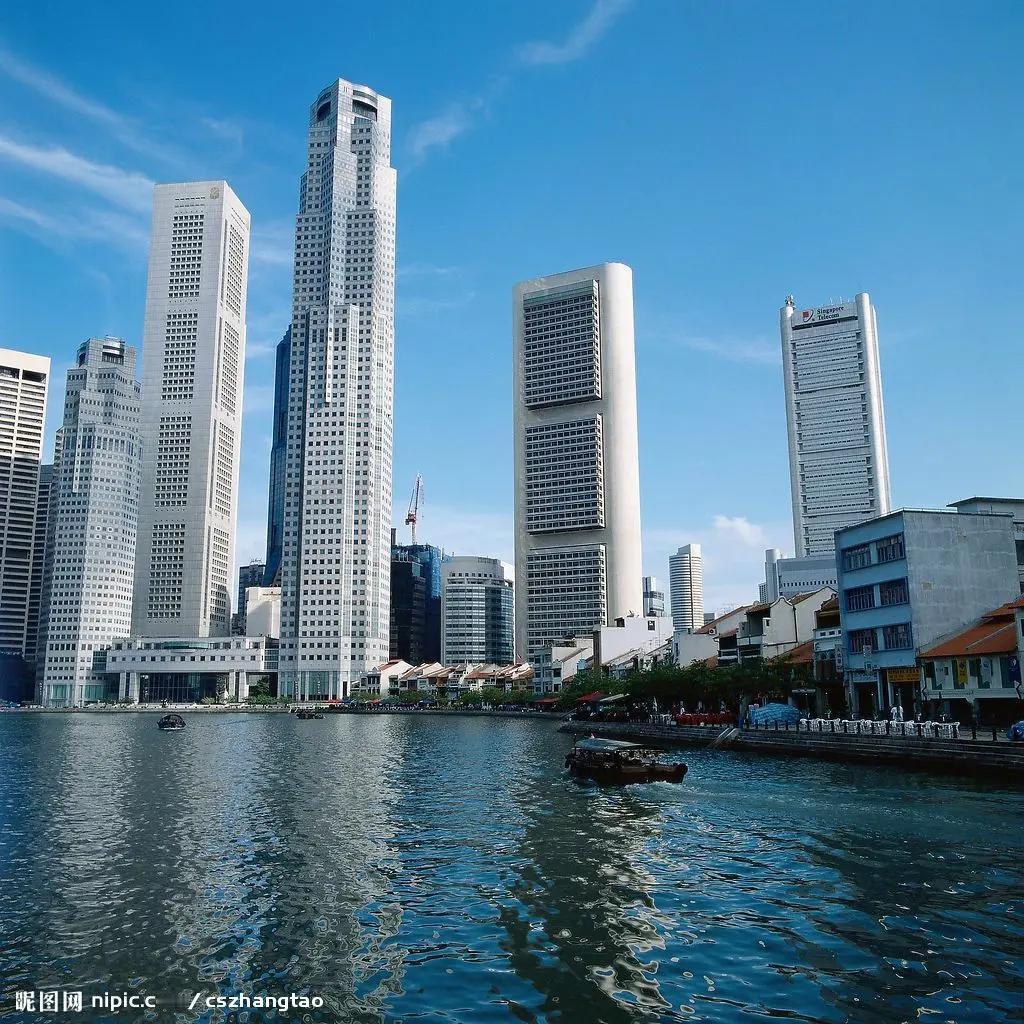 很羡慕那些住在老家的人，住在离父母很近的地方，有时间可以经常回家看看父母，而我们