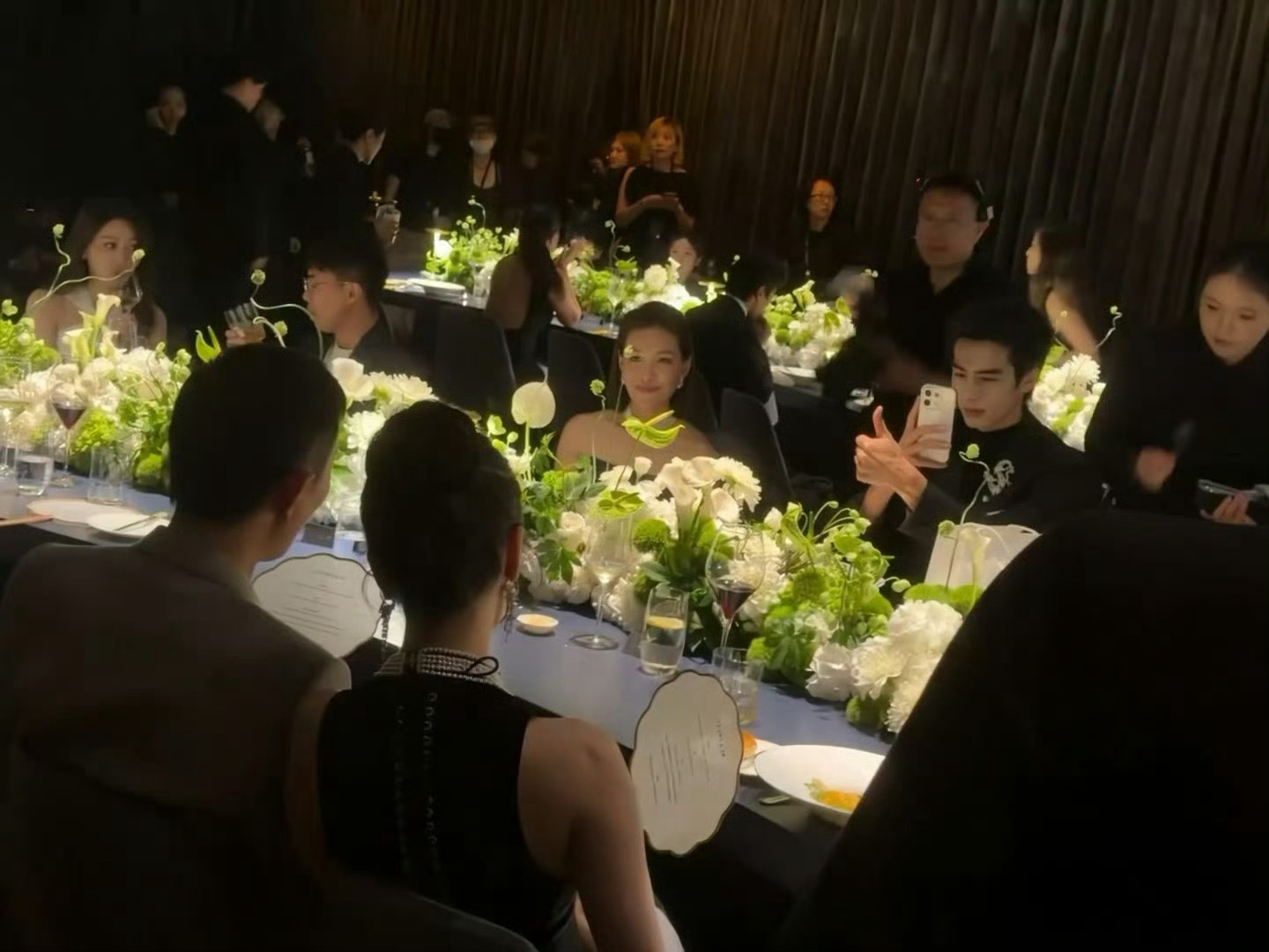 宋威龙 热巴姐你好像提前放扇子了摄影师宋威龙再度上岗！给迪丽热巴、刘冲拍合照，细