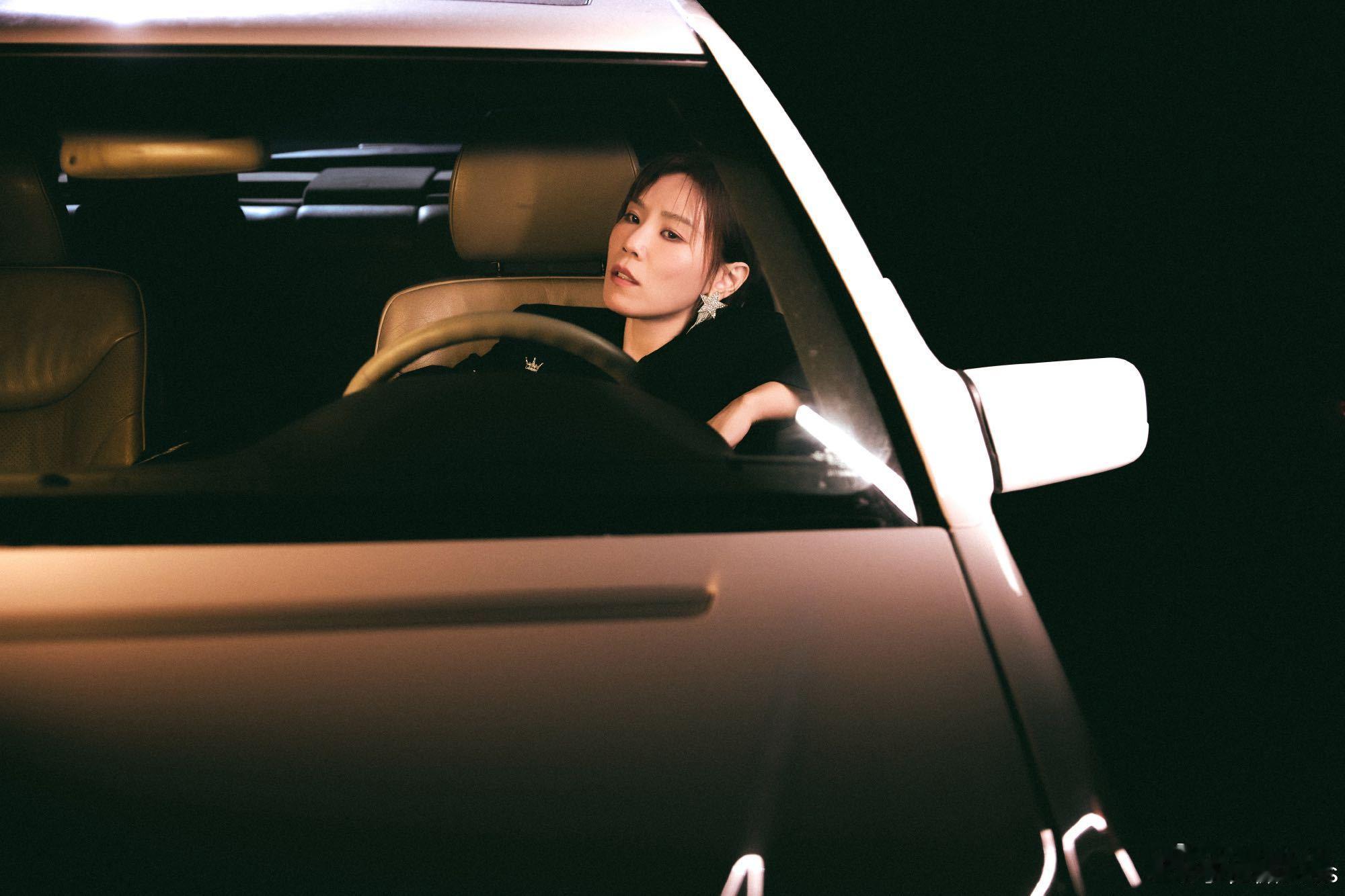 李佳薇完全天后 江苏卫视跨年，李佳薇用《天后》征服了全场！她的高音，宛如一道划破