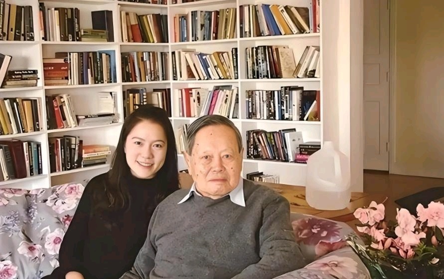 这话可能有人不服。翁帆？嫁给82岁的杨振宁？不就是个老少恋故事吗？图钱，图名气，