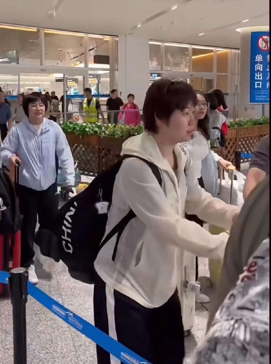 乒超赛场，小将风采初绽
 
在国乒选手们忙碌的赛程中，深圳大学队的蒯曼和覃予萱现
