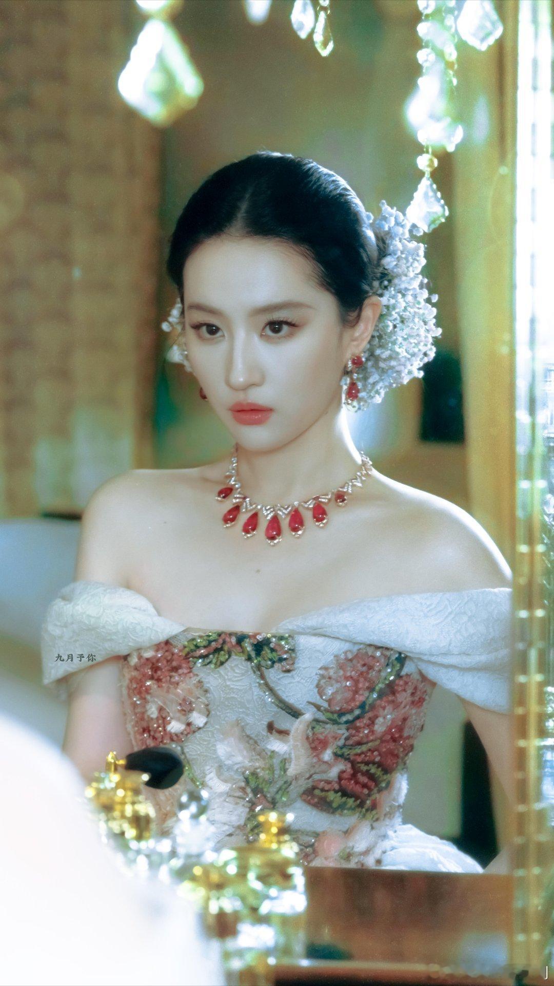 刘亦菲[超话]经济上行的美貌刘亦菲‖​​​