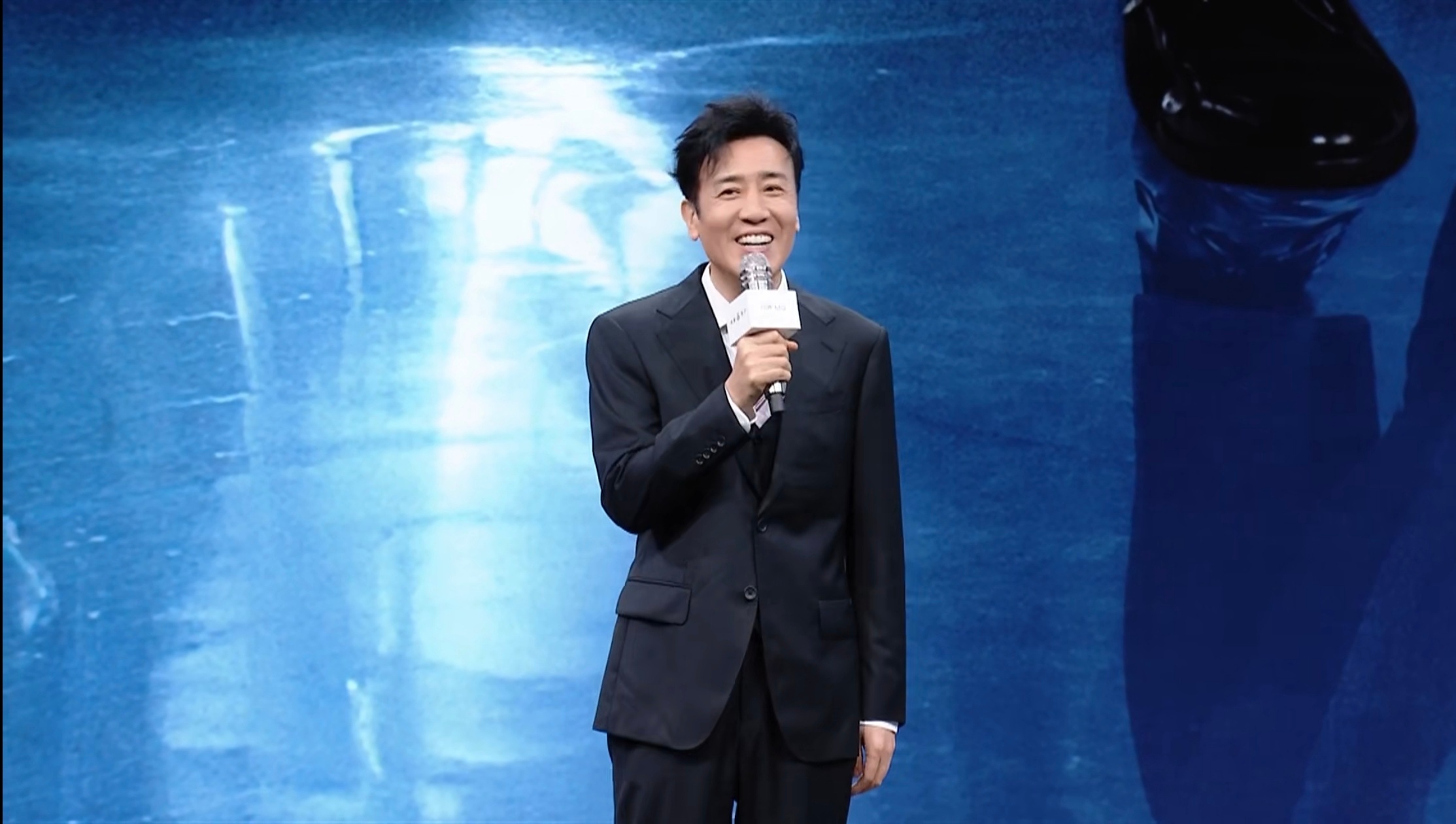 全新问界M9系列正式发布 初代问界M9车主于和伟也来现场了，据他自己介绍，他已经