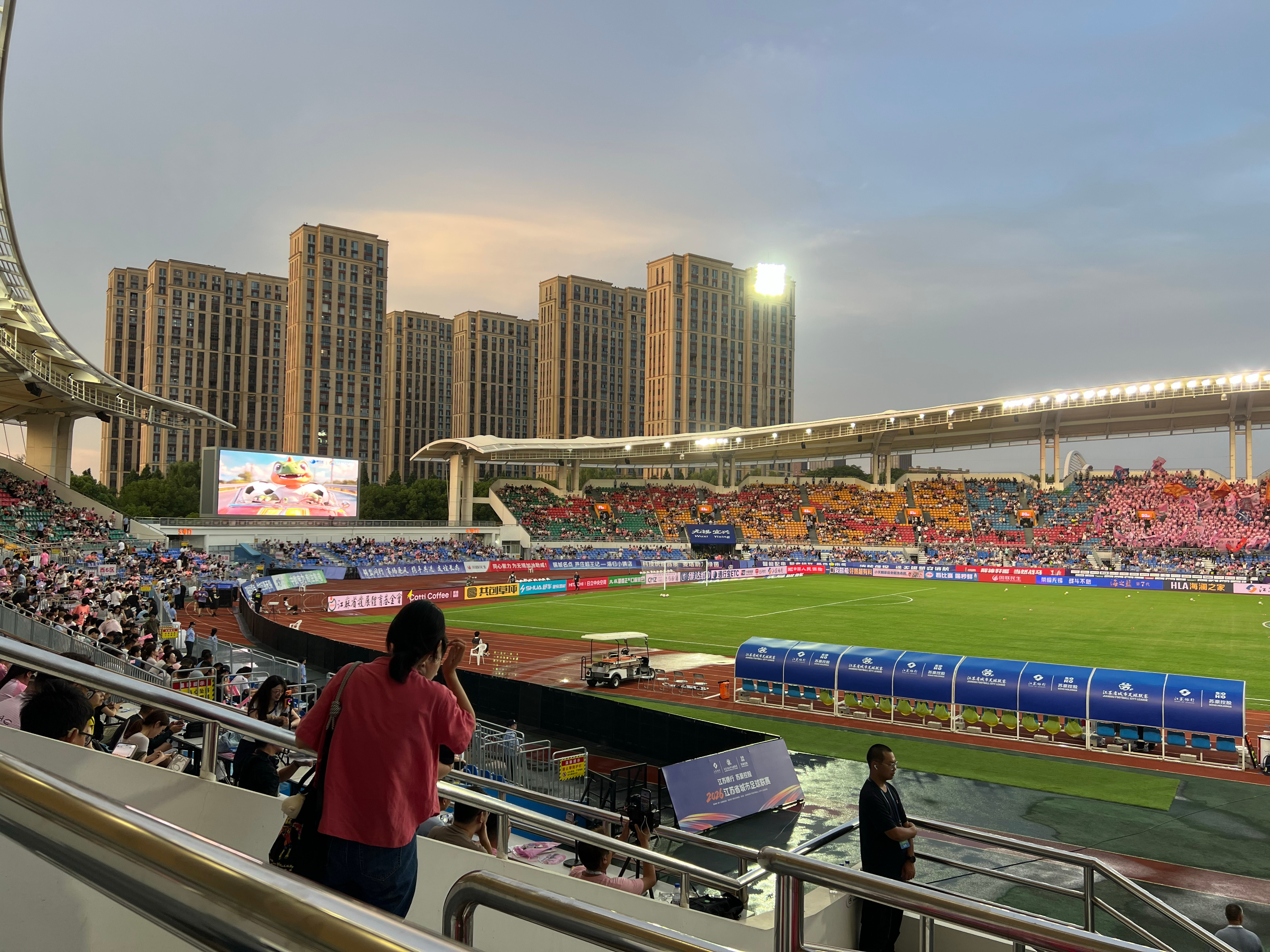 今晚在宜兴体育中心观赛，无锡队主场对阵盐城队。提前入场，客队盐城球迷整齐划一的呐