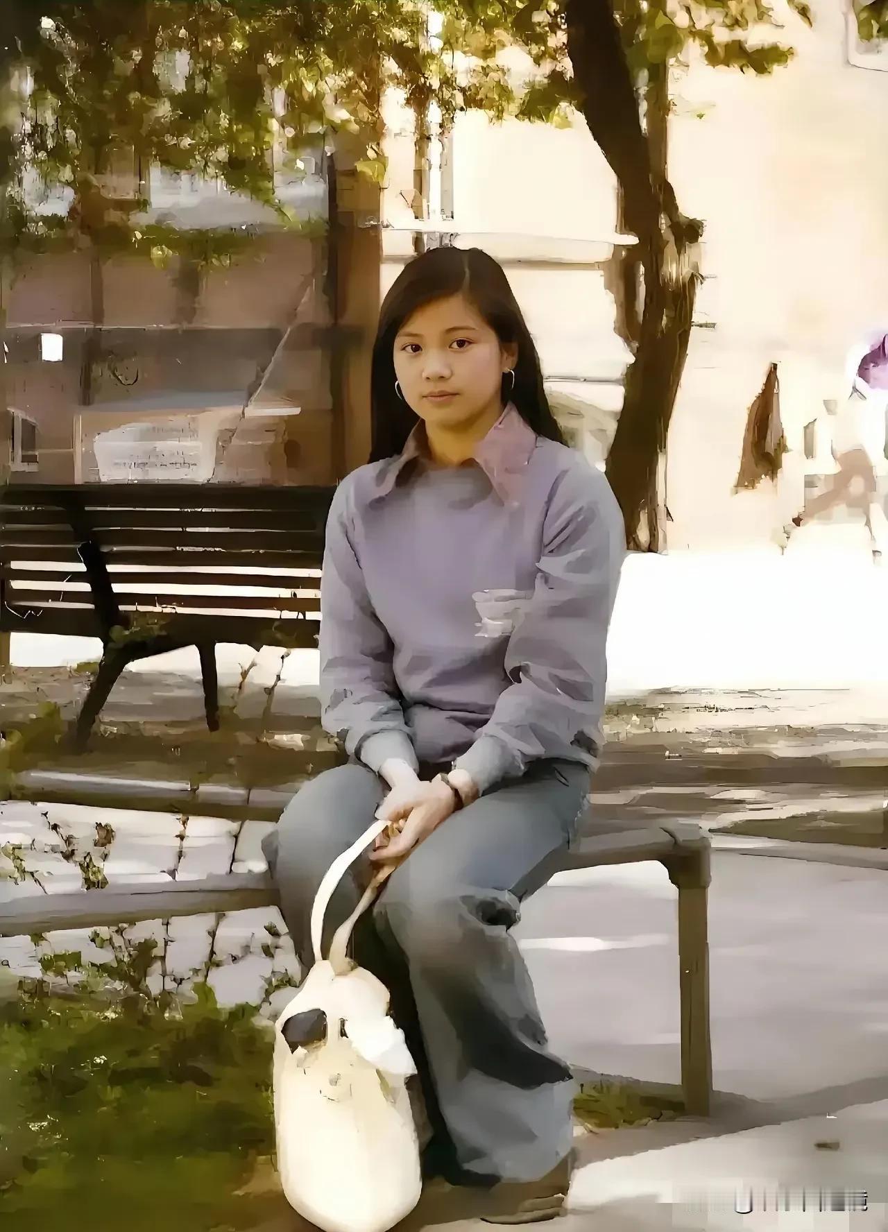 上世纪80年代初，一个来自香港的女孩坐在英国街头的椅子上，留下了这张难得的照片。