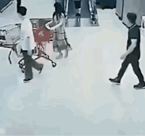 这个男子的身手太敏捷了，没有这样的敏捷身手，想成功的救这个老人，真是很困难的。这