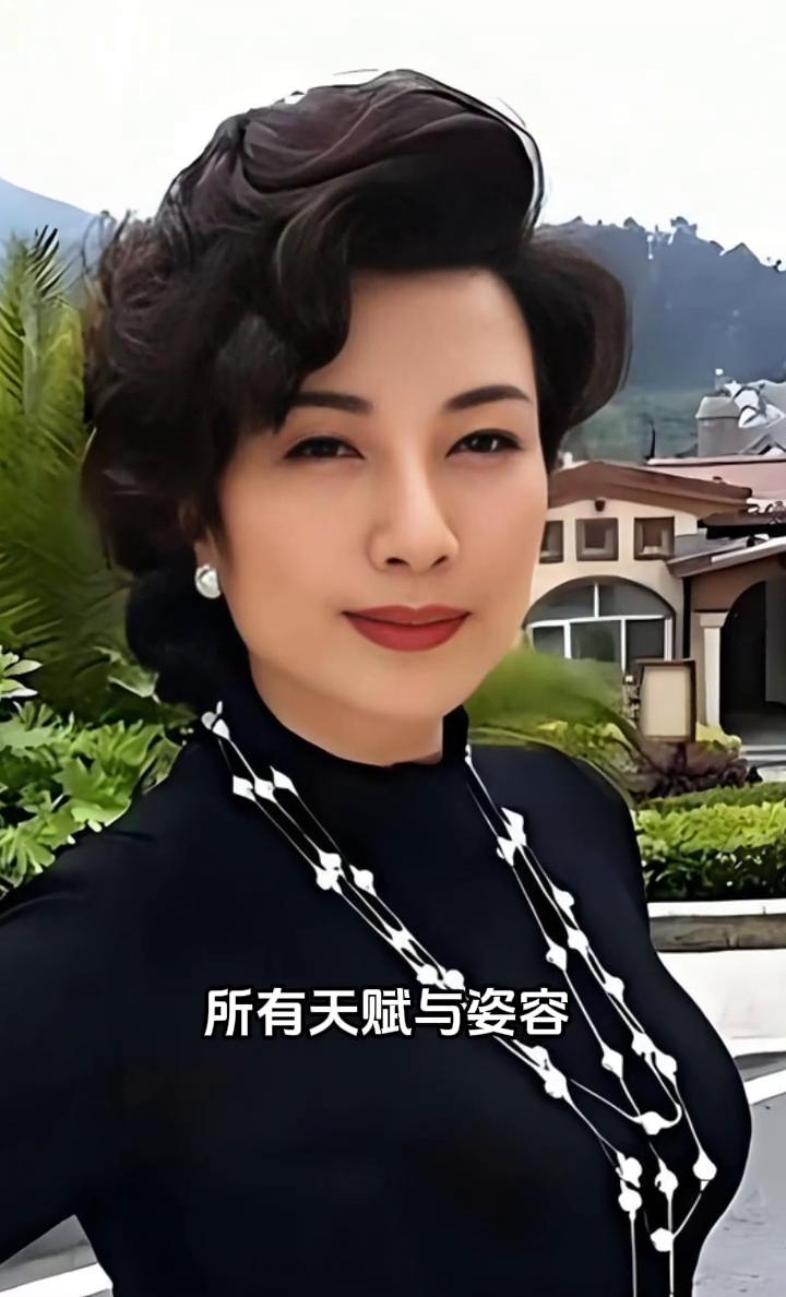 她集齐了站上舞台中央的所有天赋与姿容，却因不喜张扬不愿随俗，主动远离浮华喧嚣。如