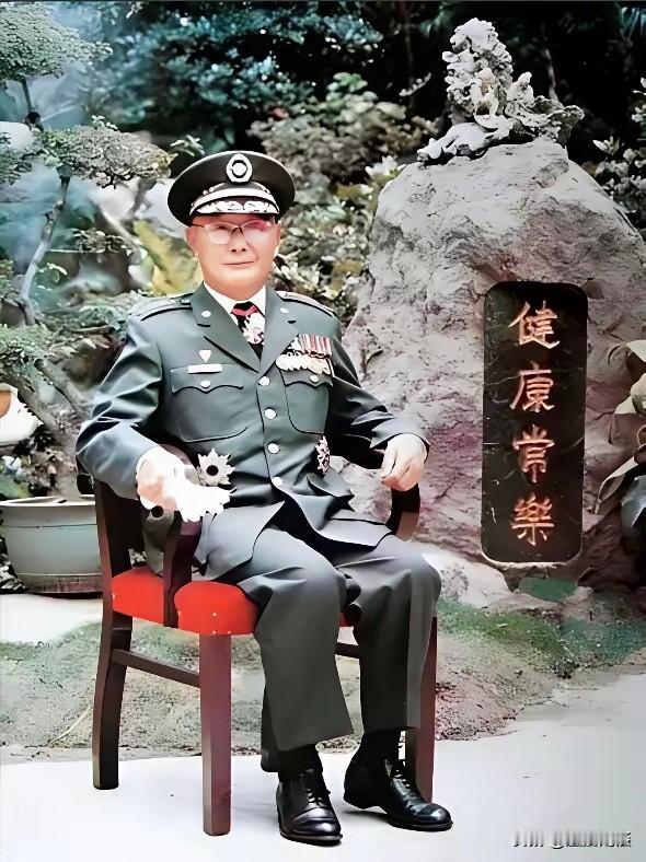 95岁依旧一身军装精神十足！远离政坛之后，何应钦活到97岁高寿
 
1985年在
