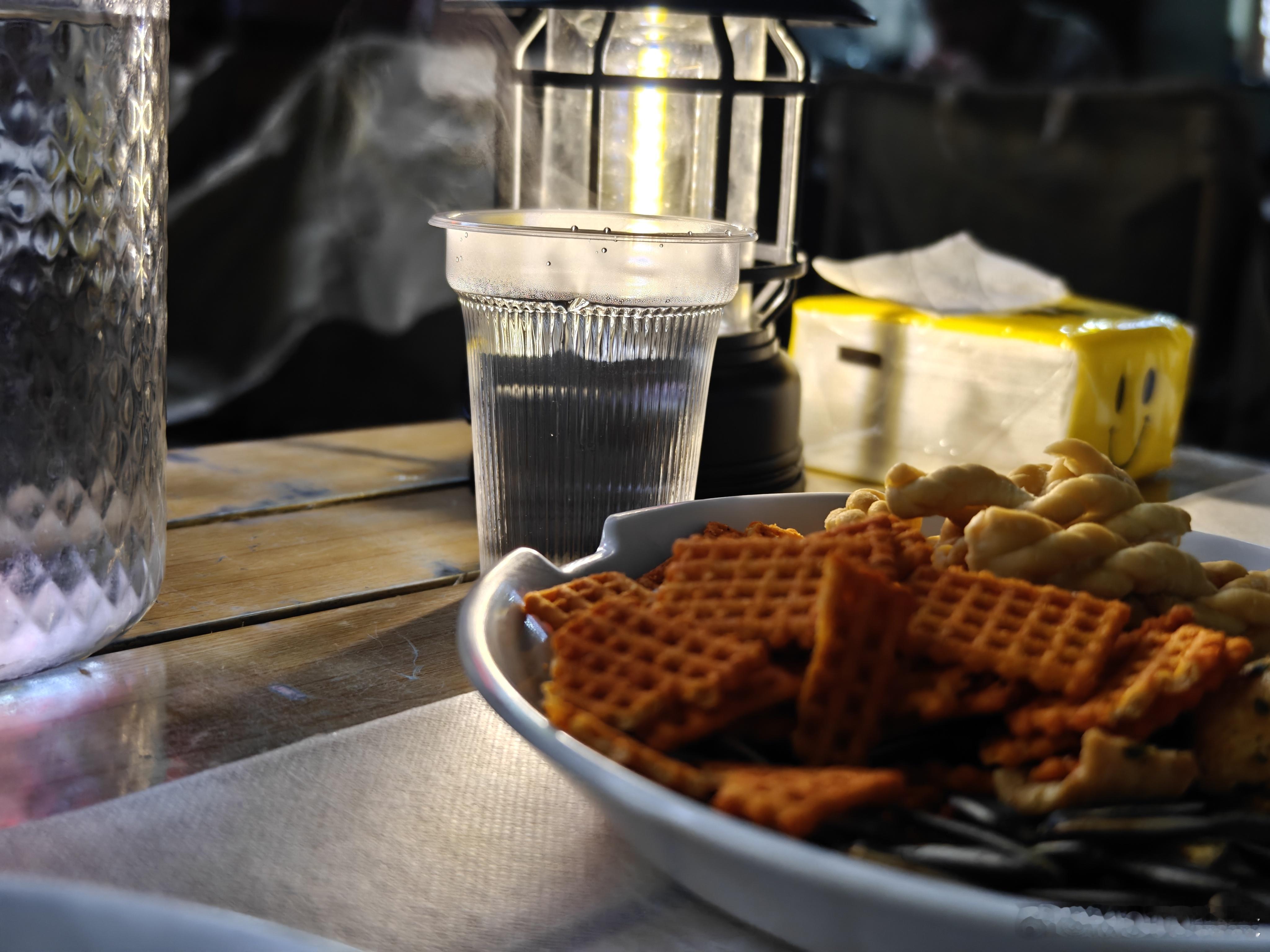 大晚上的，先吃点东西吧😃 