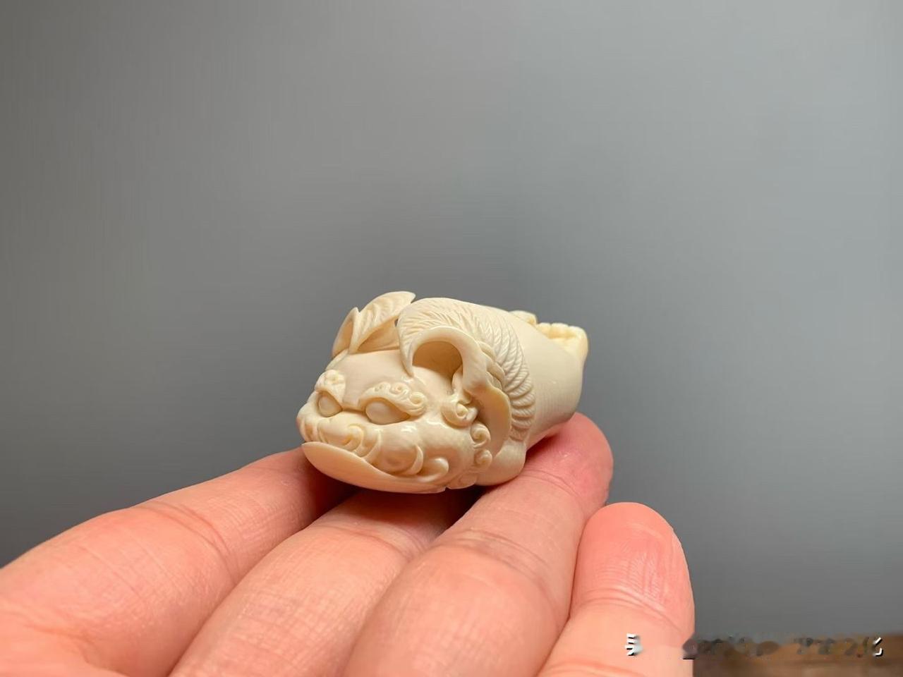 有些小东西，一上手就让人忍不住笑一下。

这枚“飞天小Q仔”，以猛犸老料雕成，身