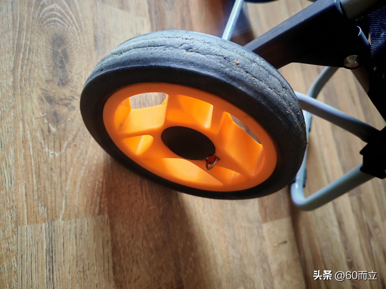老婆三年前网购了这个小车，价格49.9元，在某宝上这样算是比较高端的购物车。
