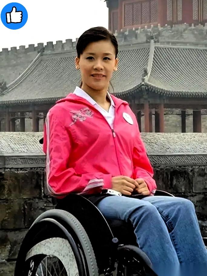 胸部以下全无知觉，连基本生活都要依赖他人。

桑兰却把日子过成了多数人羡慕的模样