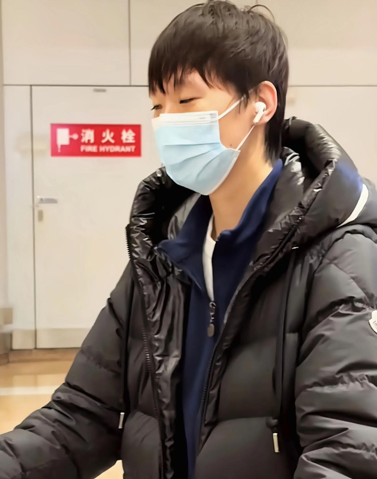 虽败犹荣亚军同样值得尊重，王曼昱重庆返回北京粉丝机场夹道欢迎

刷到王曼昱从重庆