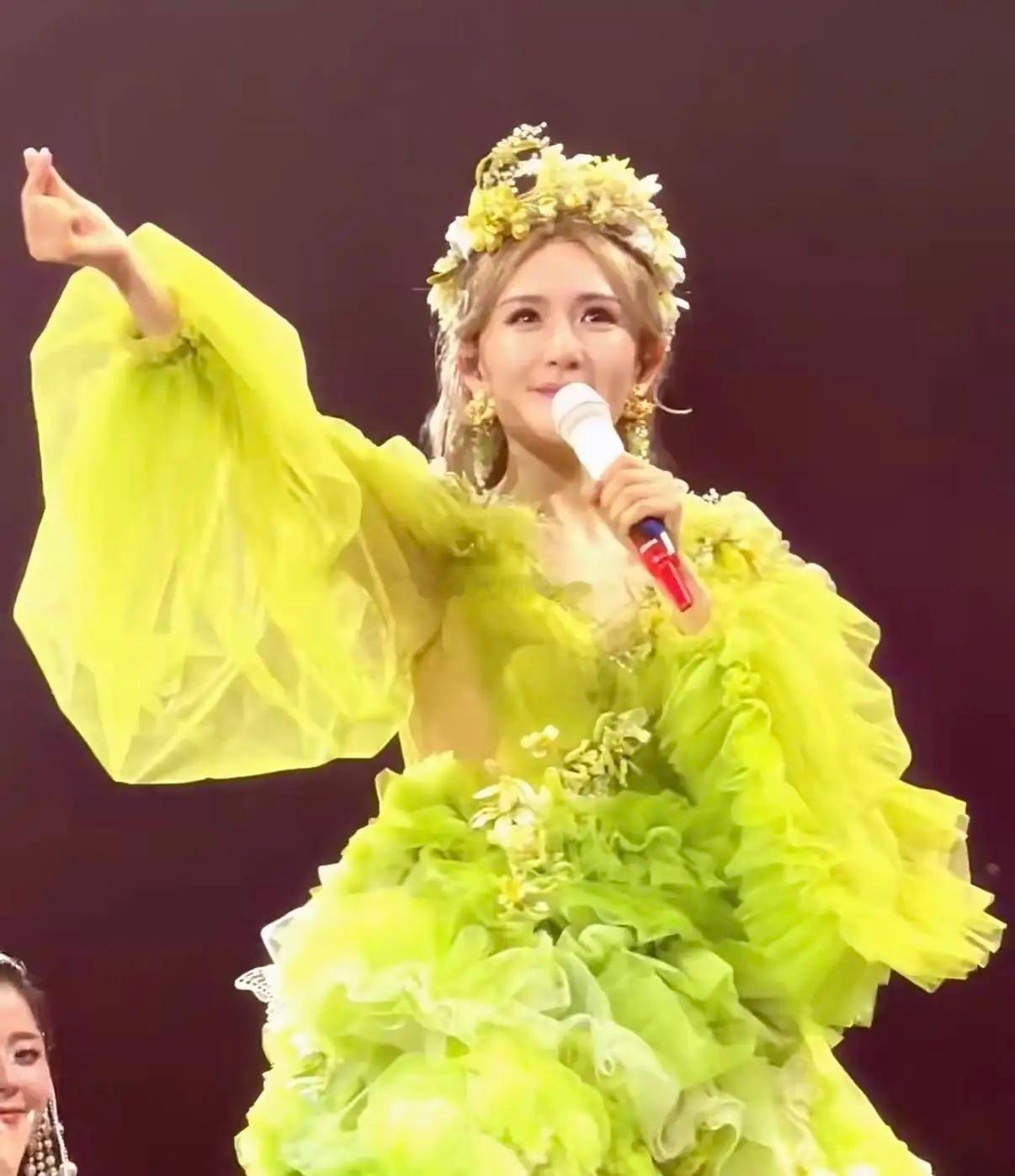 谢娜开巡演这个事，最值得深思的不是她一个主持人去开巡演，而是她选择开巡演的这个时