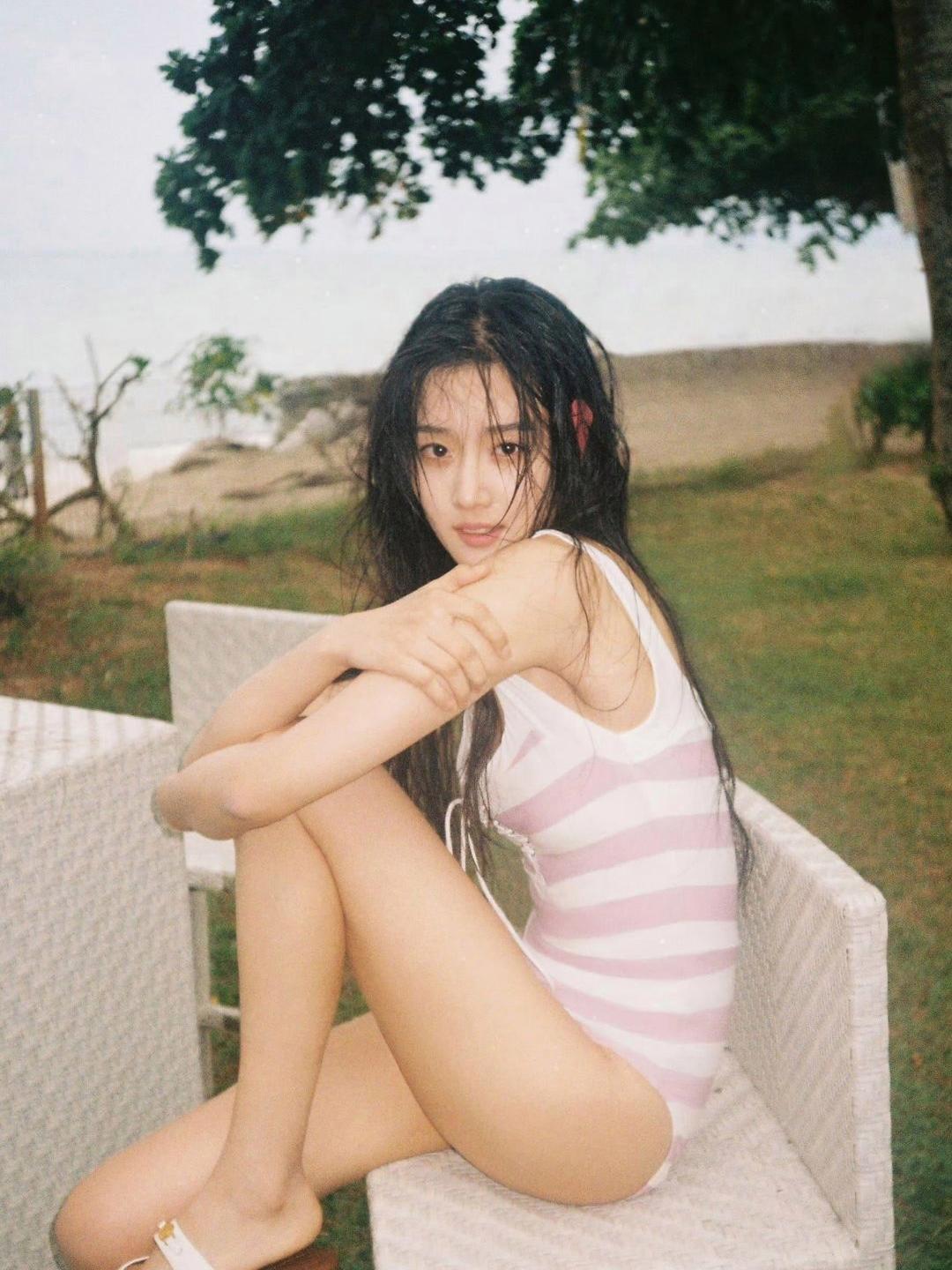 卢昱晓，粉色泳装湿发写真[赞][送自己一朵花]娱乐 泳衣 湿发