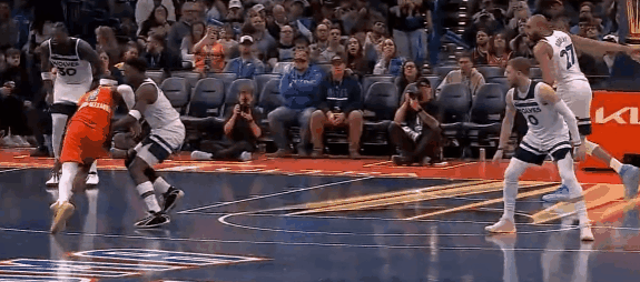 复古！亚历山大与爱德华兹这种正面对决多久没见过了?
在今天NBA季中锦标赛雷霆对