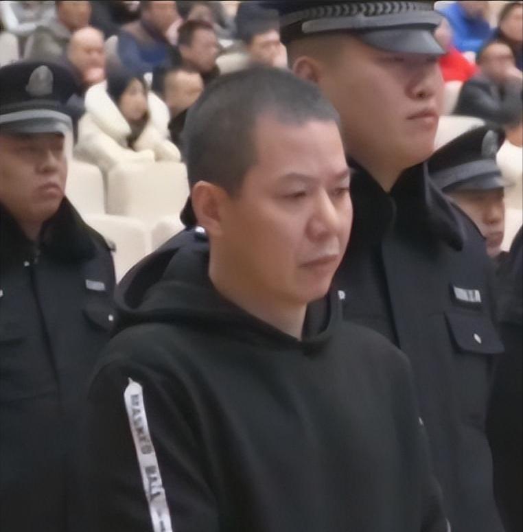2013年，山西黑老大“小四毛”被妻子多方活动捞出监狱。出狱后，这个敛财12亿、