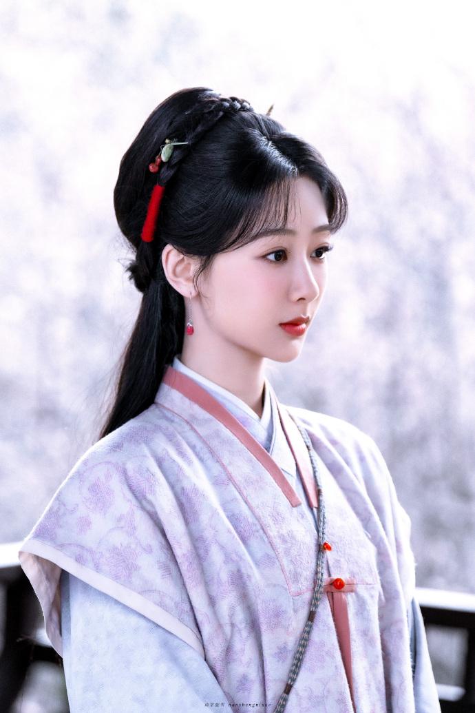 国民女演员杨紫，塑造了太多深入人心的角色
都说她非常“旺”合作的演员，其实无非是