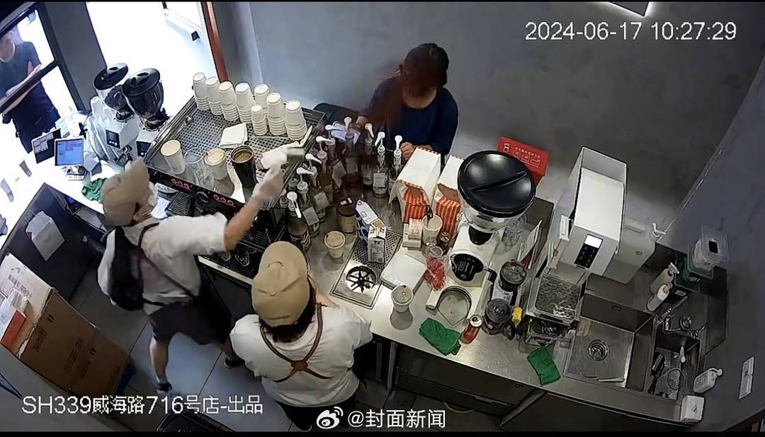 【#警方回应Manner店员向顾客泼咖啡粉#：正在了解中】近日，一店员向顾客身上