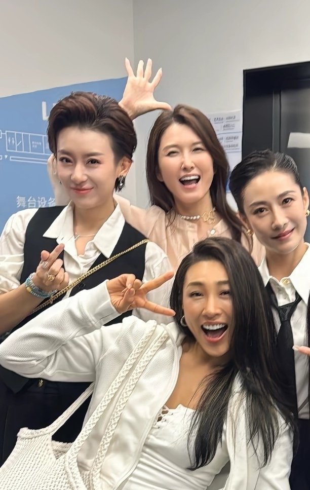 侯宇和陶昕然有点像徐洁儿富婆点的台t～淡淡是误入的直女[流鼻血][捂嘴哭][捂嘴