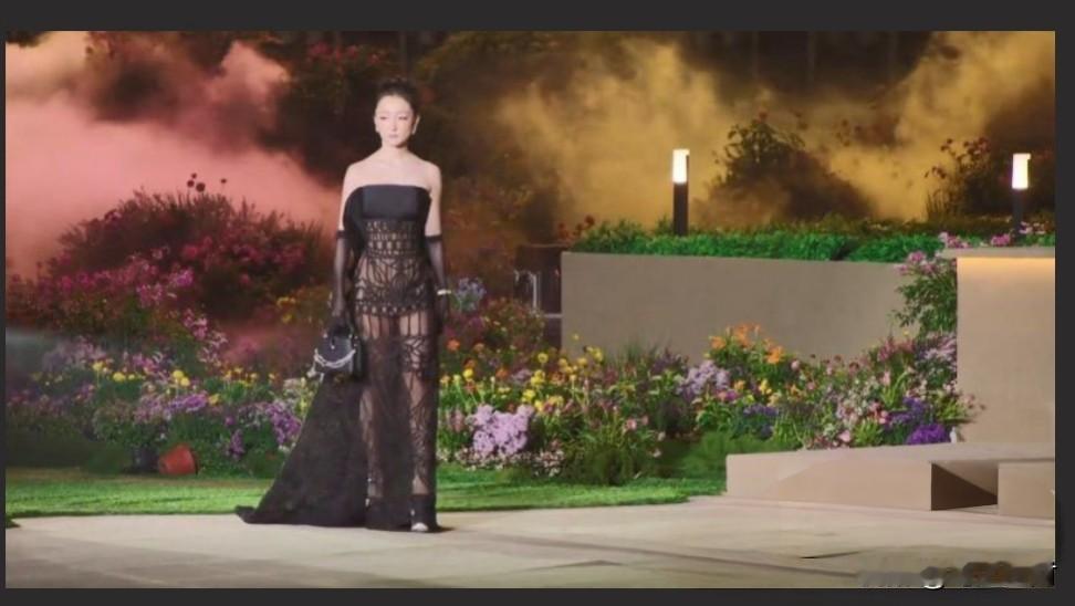 周冬雨VOGUE红毯尴尬炸场，没实力硬凑，一脸烟熏妆，不知道还以为是非洲来的。