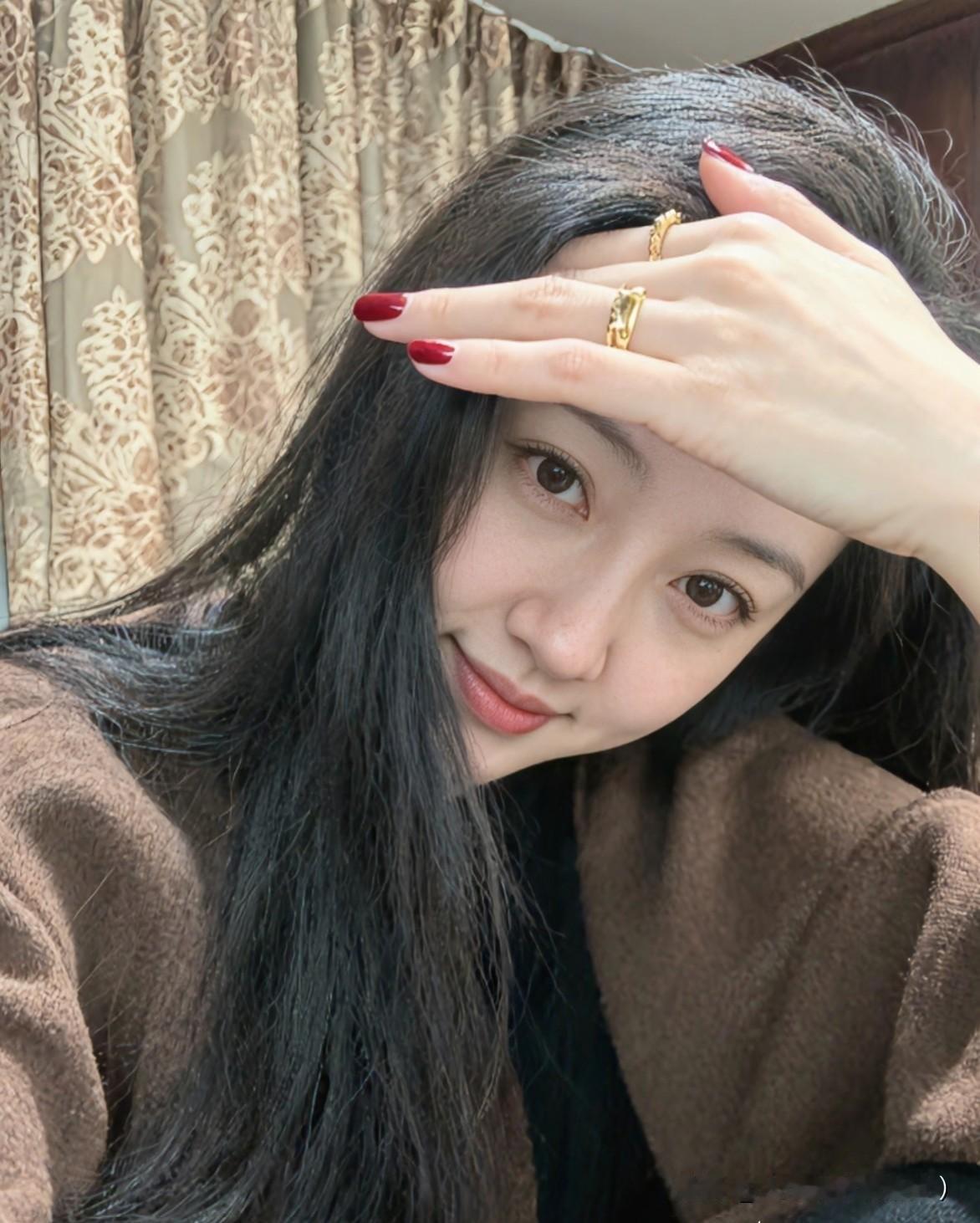 别再以为
只有钱才能让女人心动，
那太肤浅了。
真正让一个女人对你上瘾的，
是他