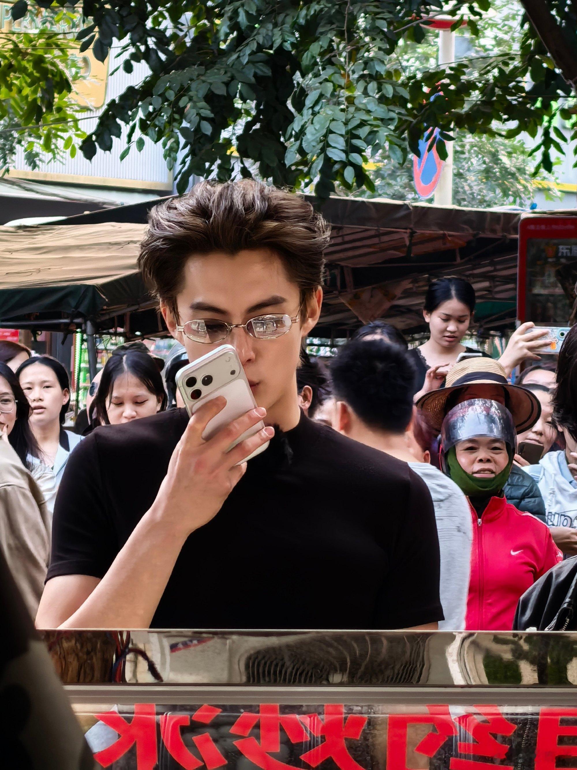 王鹤棣 背头届最严厉的父亲 王鹤棣把背头焊在头上吧！黑T眼镜迷彩裤的搭配，斯文又