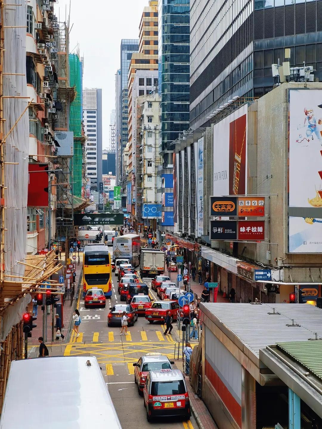 什么叫人情世故？
 
1. 去亲戚家串门，人家说“来就来，拿啥东西”。
低情商：