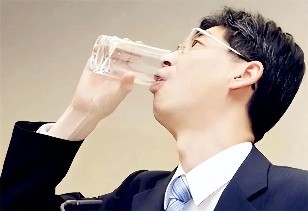 案例：2011年，那个被迫喝下核废水的日本官员，现在怎么样了

2005年8月，
