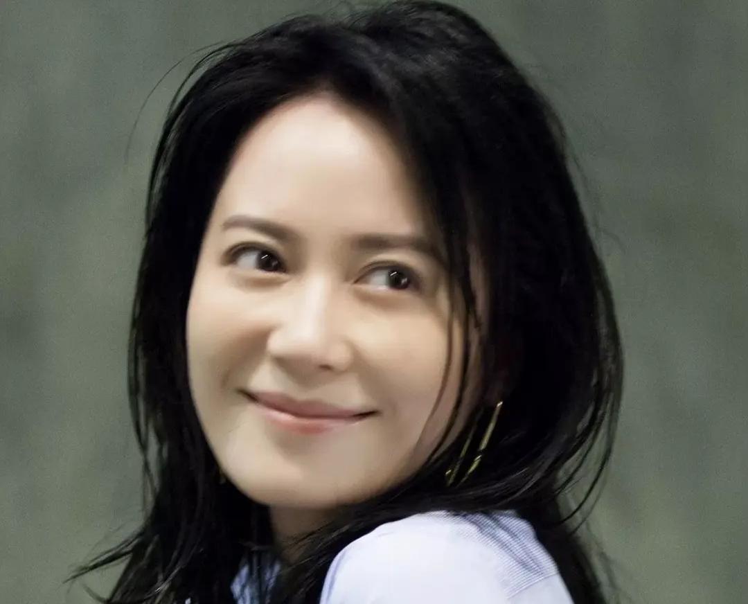 王菲俞飞鸿现身谢霆锋演唱会！像小姑娘躲在后方，咬指甲一脸崇拜
娱乐
