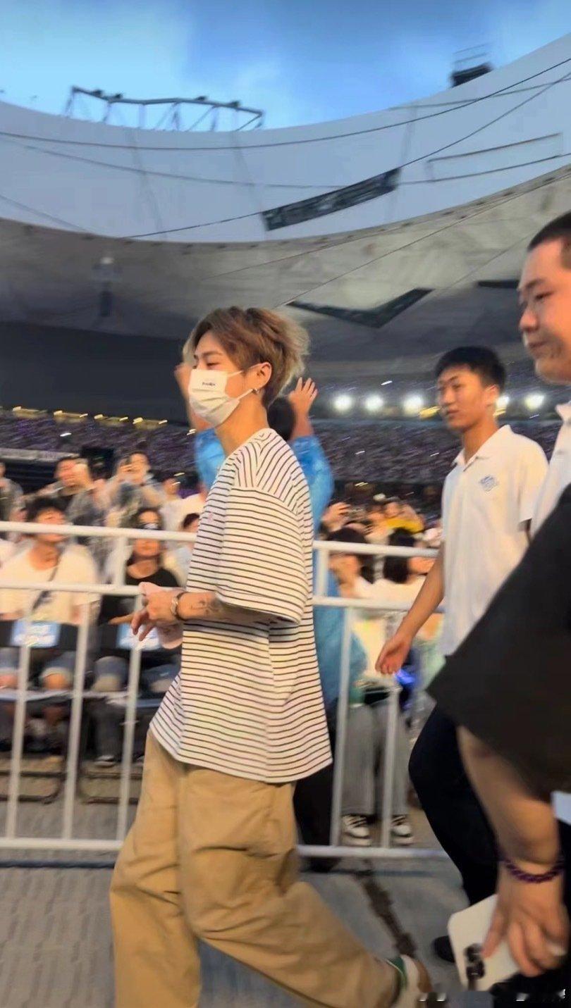#鹿晗回应下次带关晓彤来#鹿晗看邓紫棋演唱会现场都能出神图！这全方位无死角的颜值
