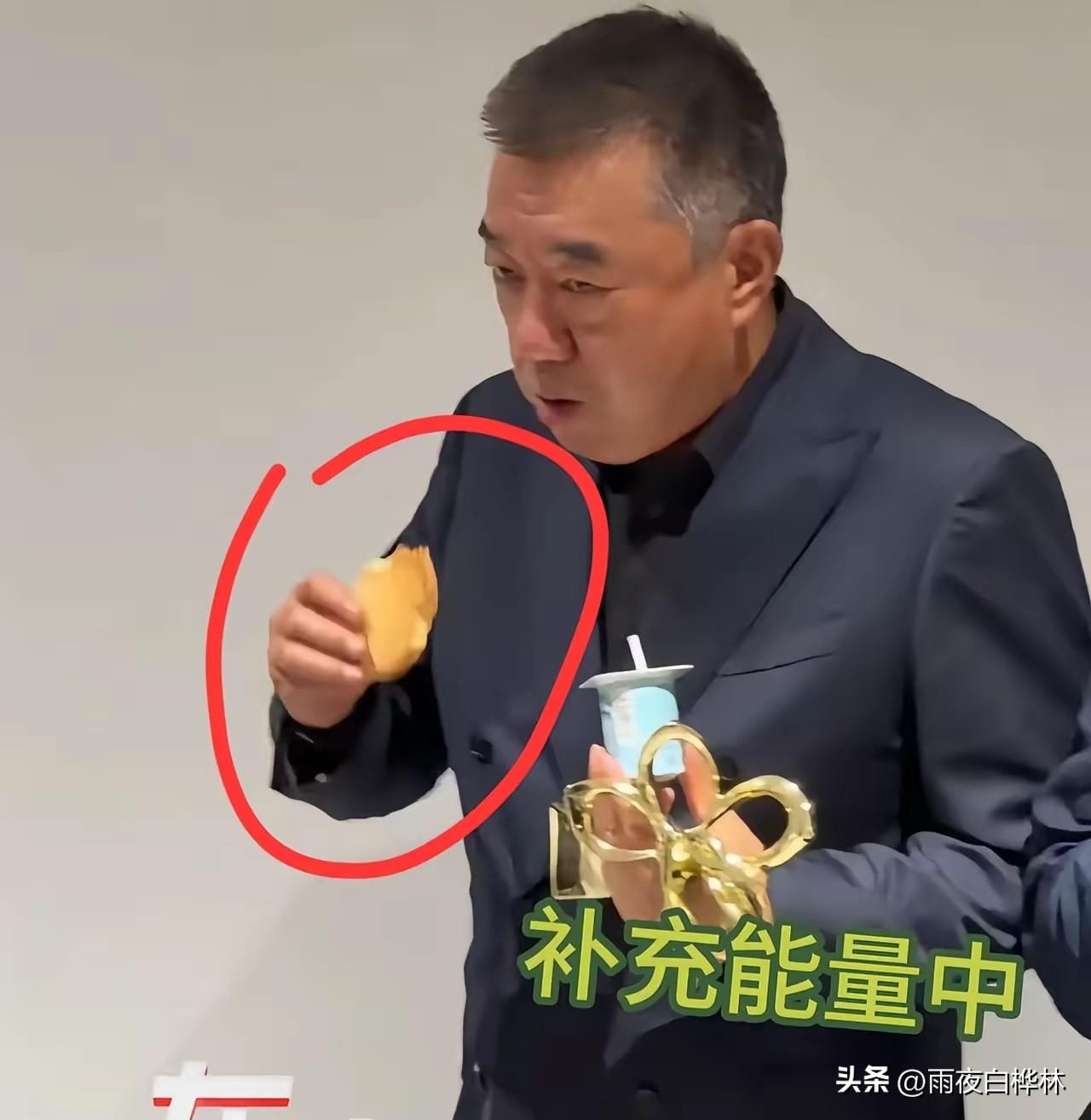 大家发现没，
昨晚白玉兰颁奖典礼上，
董勇是最特别的一个。

别人拿完奖都是精致