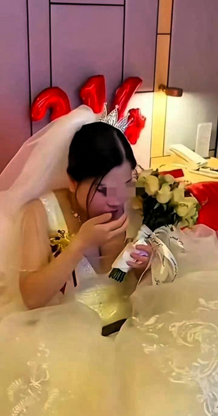 糟心！无语了，新娘结婚当日，坐在婚房呕吐不止，新郎问新娘是不是刚才坐车晕车导致的