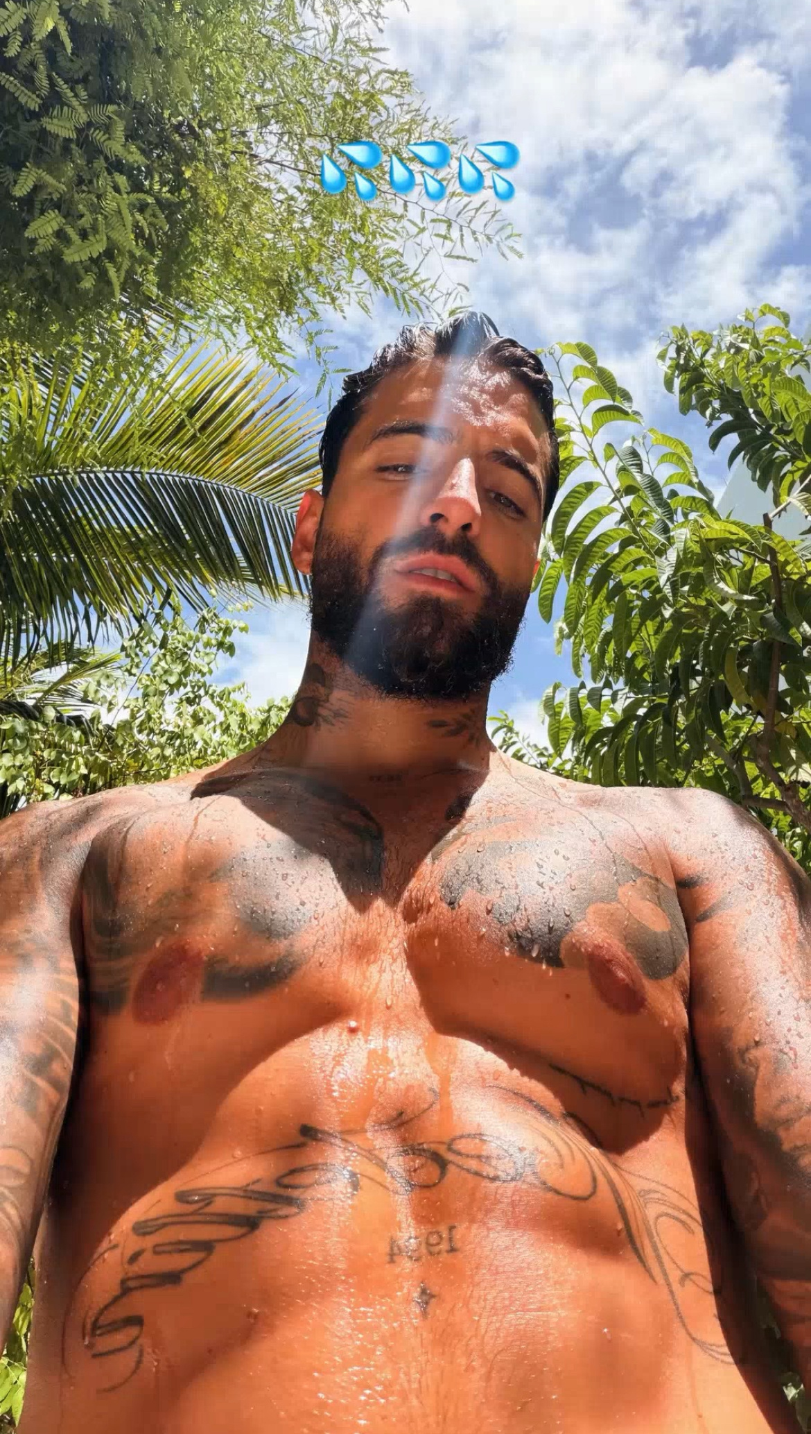 Maluma 夏日湿身自拍一枚： 