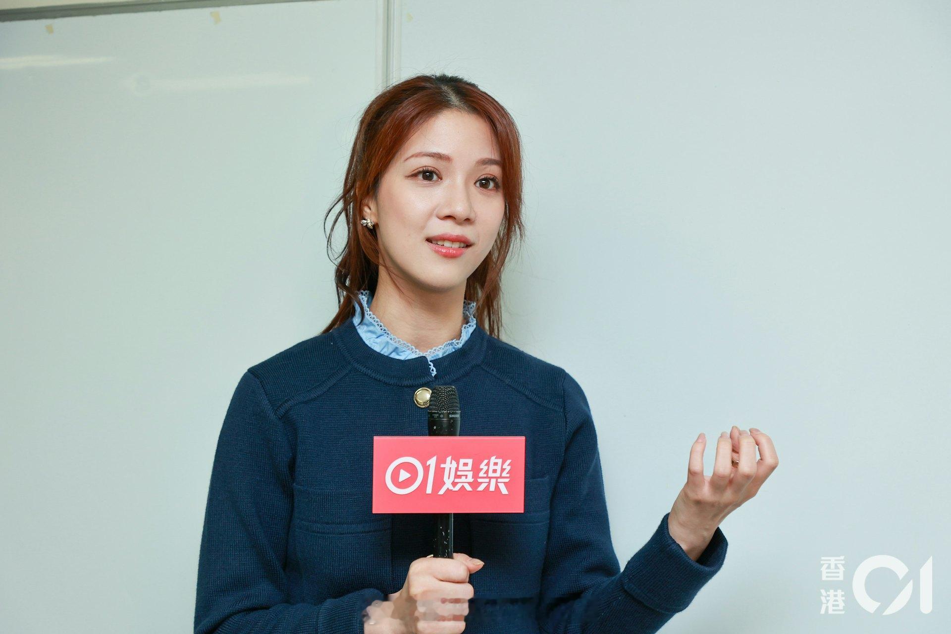 TVB台庆｜陈晓华首担台庆司仪对稿时劲挫败　被封视后黑马咁回应 | 香港01 T