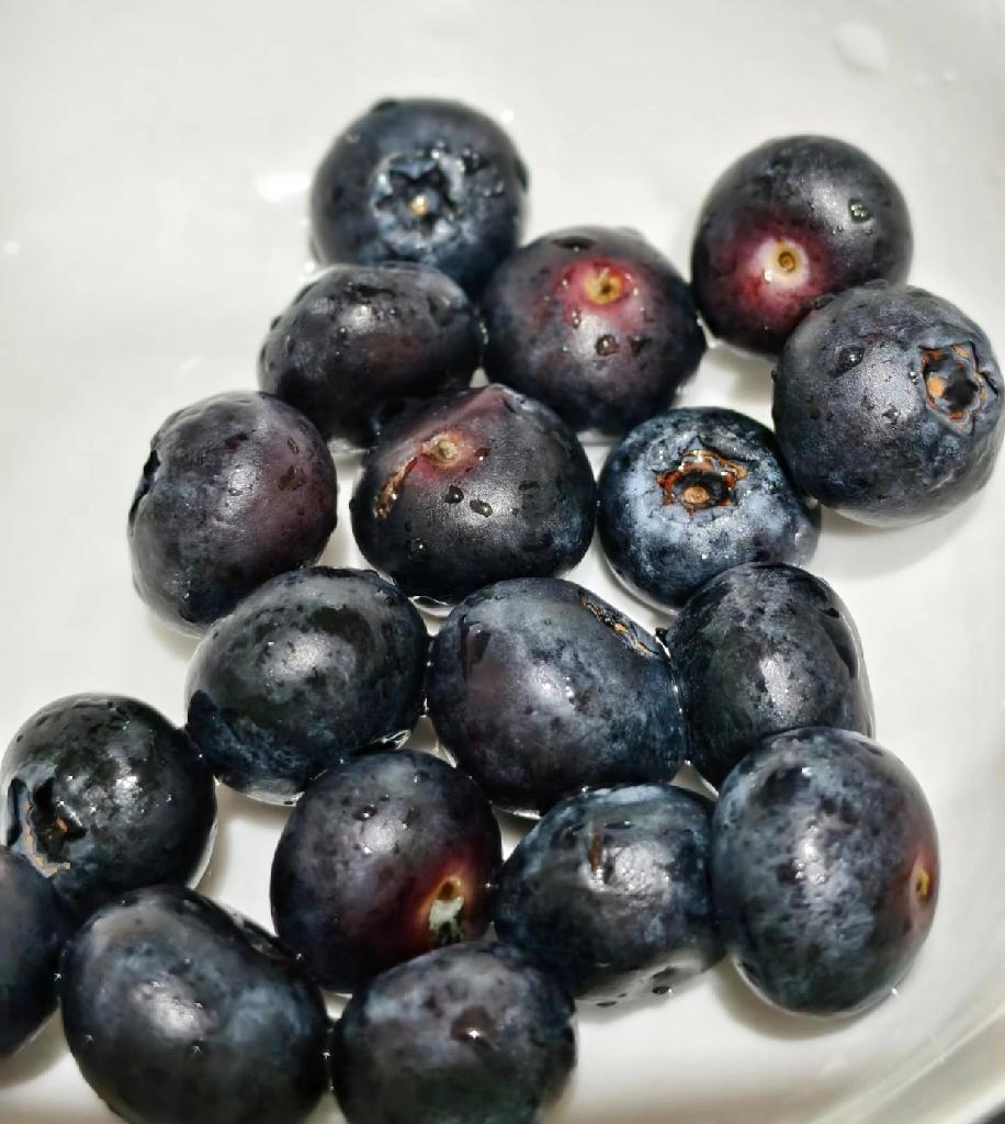 买蓝莓真的别贪小便宜！在网上入的这款花香蓝莓，4盒装到手把坏果挑出来丢掉，居然就