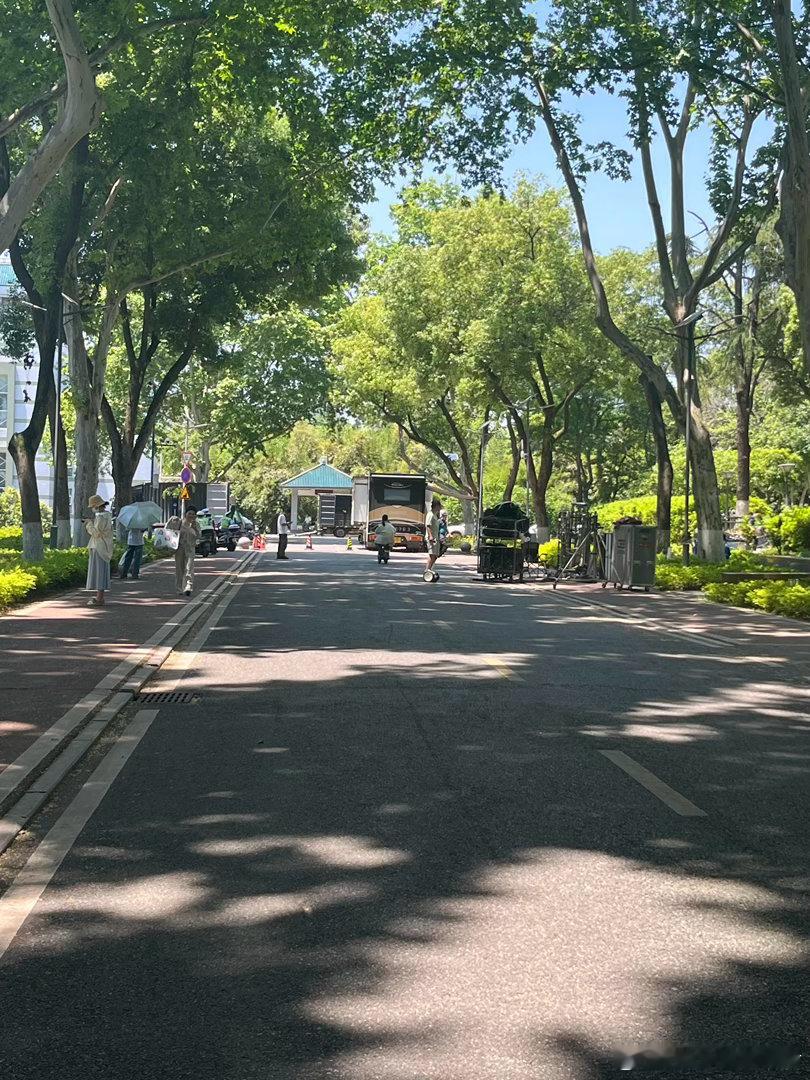 路过文淇的衣柜  路过这个词用得太妙了，好像真的在街角撞见了她的衣柜。想探头看一