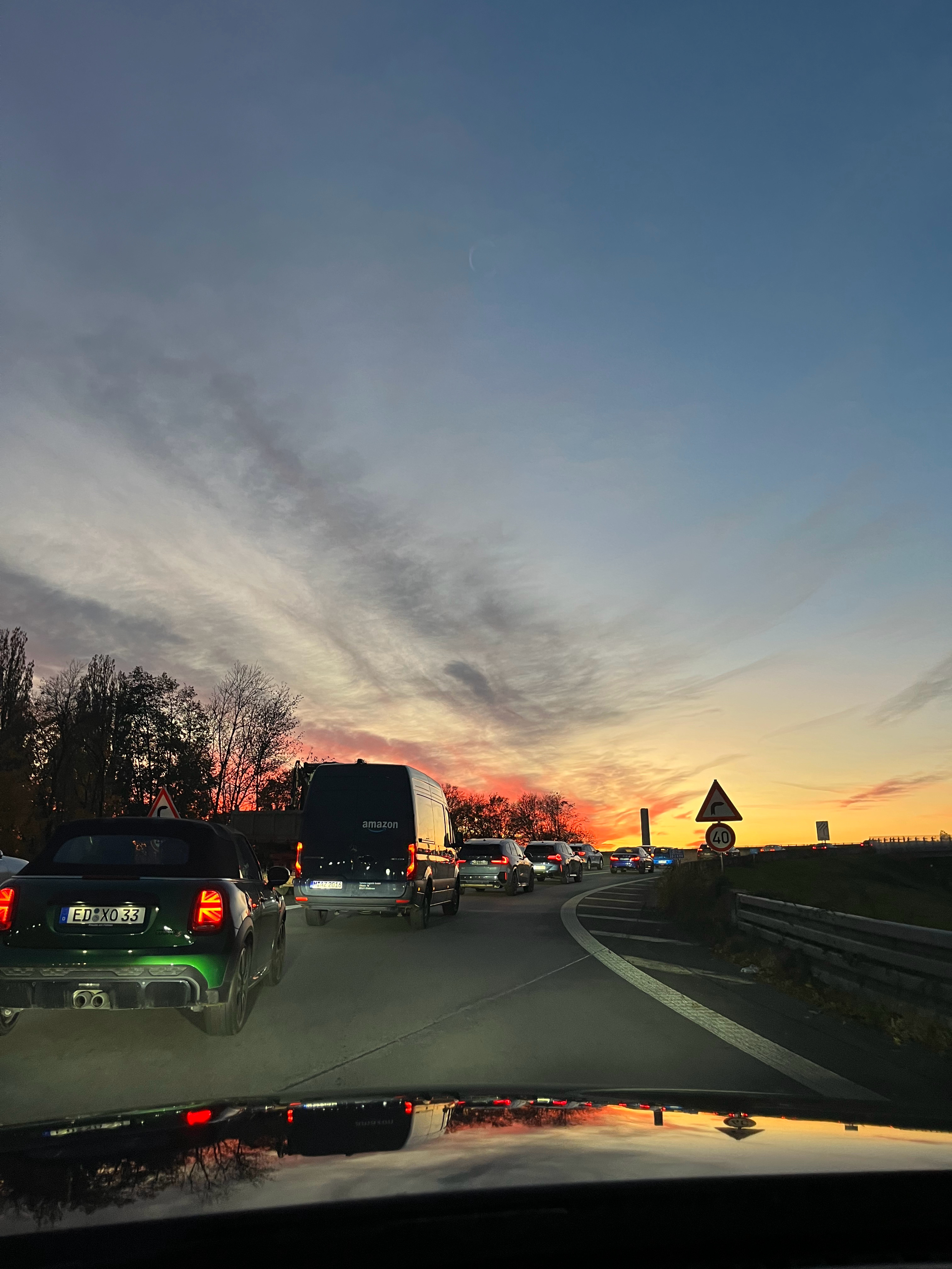 开了三天六缸车，今天再开四缸320d卧槽差距也太大了，声音震动一点高级感都没有，