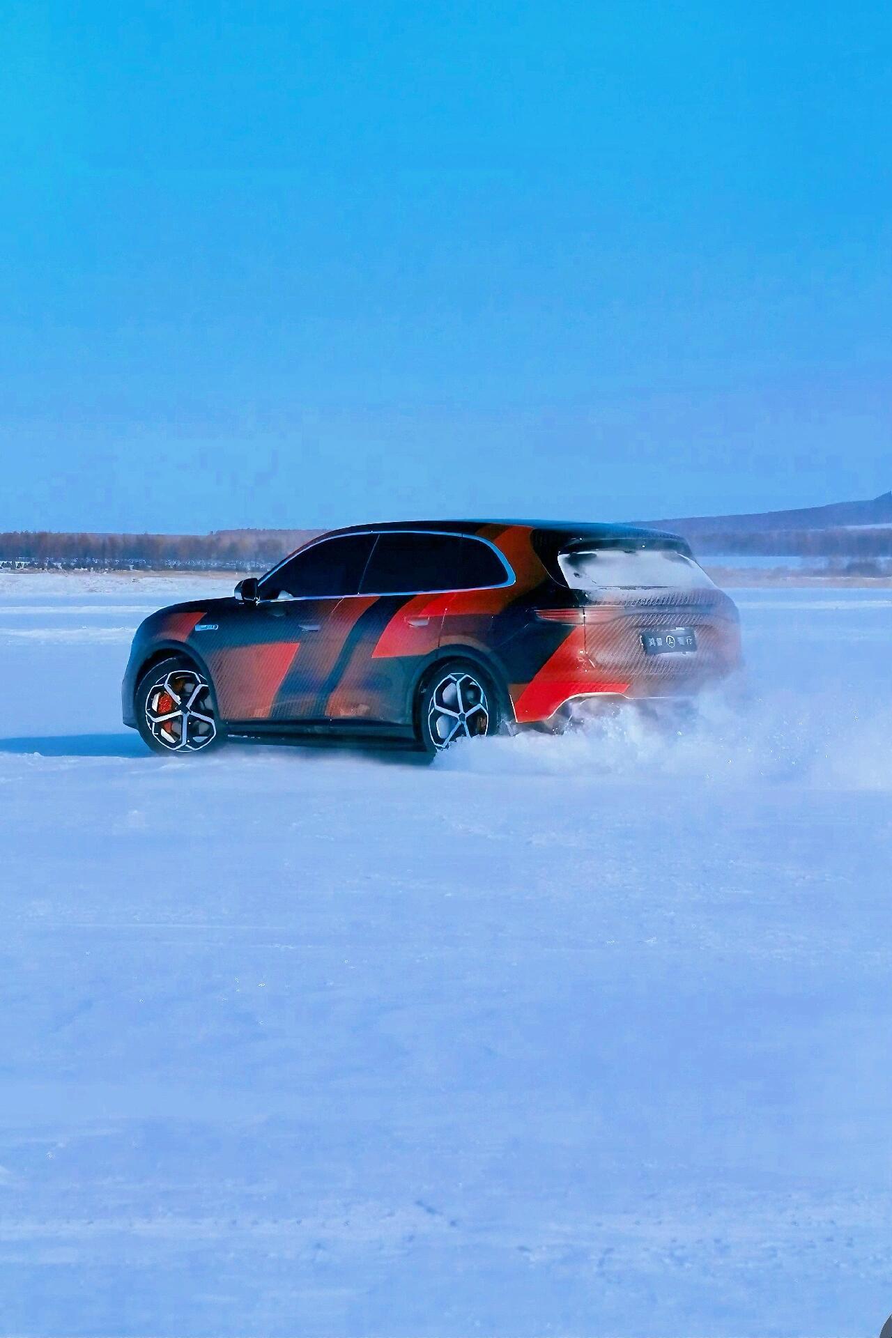 问界M6终于带着它的雪地实测图来了虽然还是谍照图，但是看着真的很运动。这波预估尺