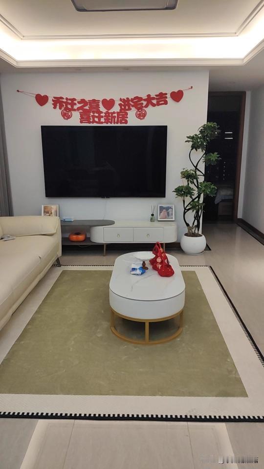 这次换电视，是因为家里电视坏了，屏幕总是出现花屏，影响观影体验。家里一直没打算换