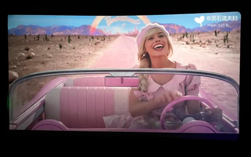 电影芭比的台词值得每个女生去读
影片一开始就带我们走进了芭比王国，给现实世界的观