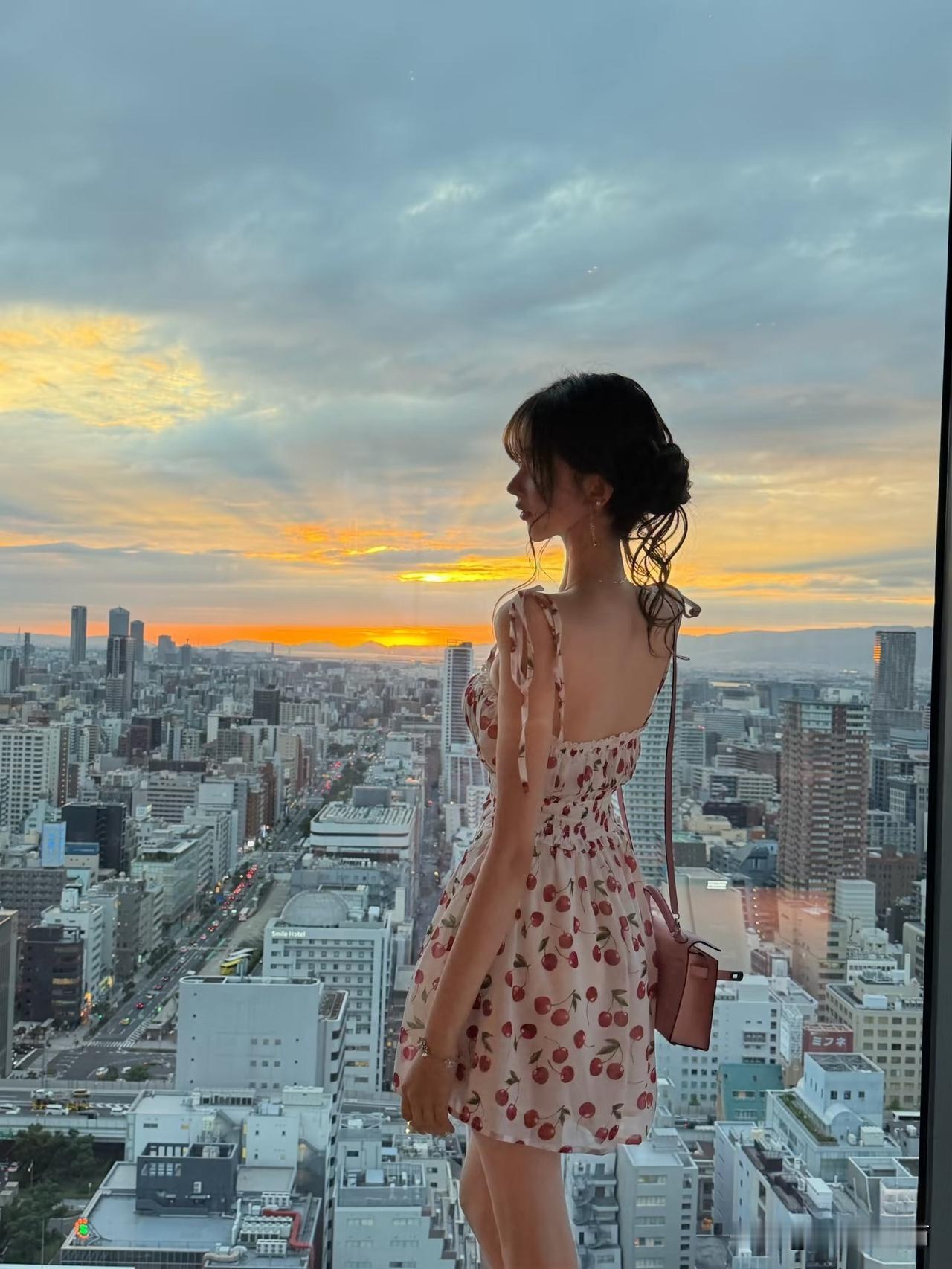 追一场城市黄昏
赴一席人间烟火
用心接住生活赠予的所有美好
城市美女图鉴