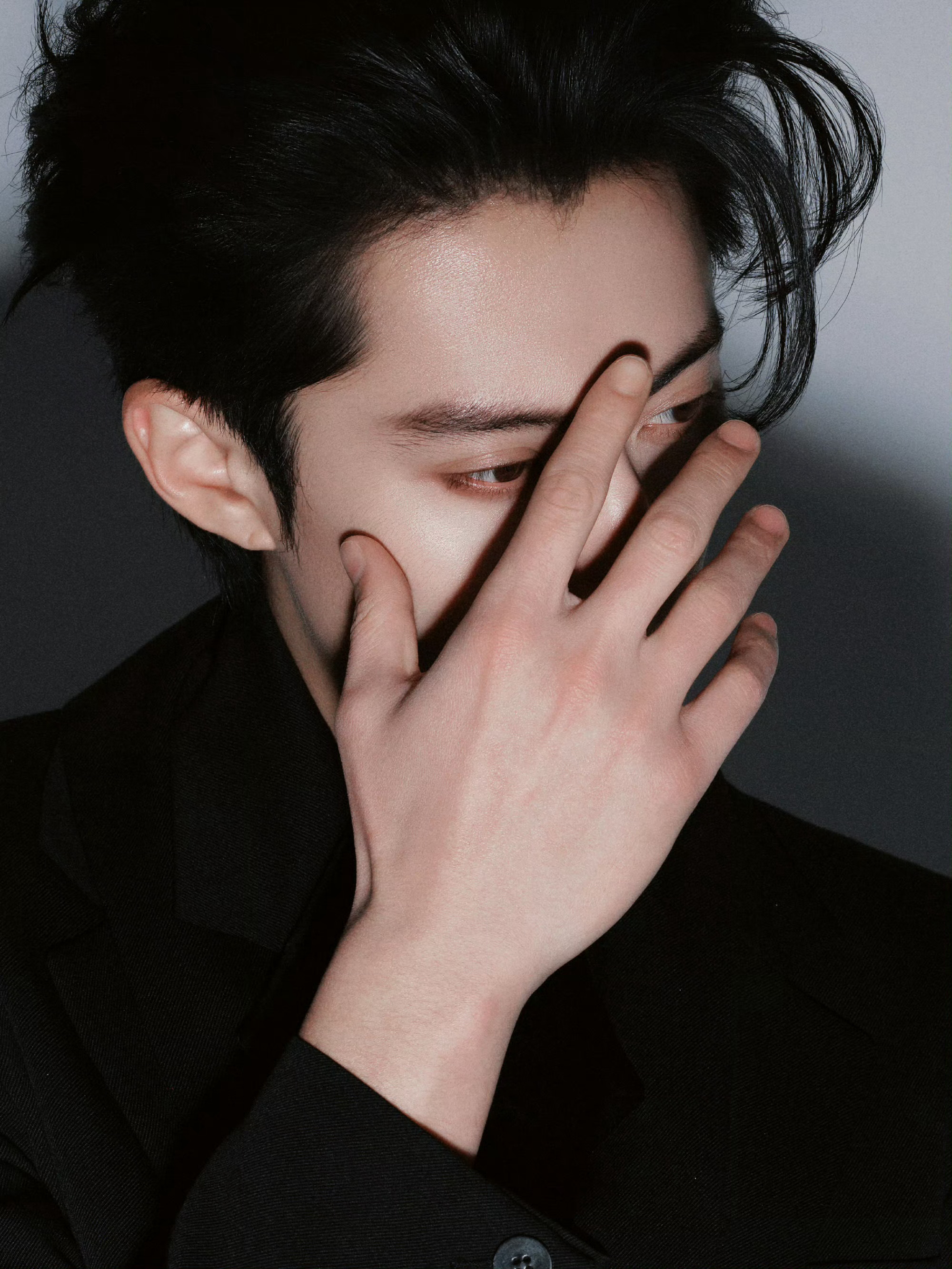 王鹤棣身穿Sean Suen 2026春夏系列亮相微博视界大会，从个人情绪捕捉到