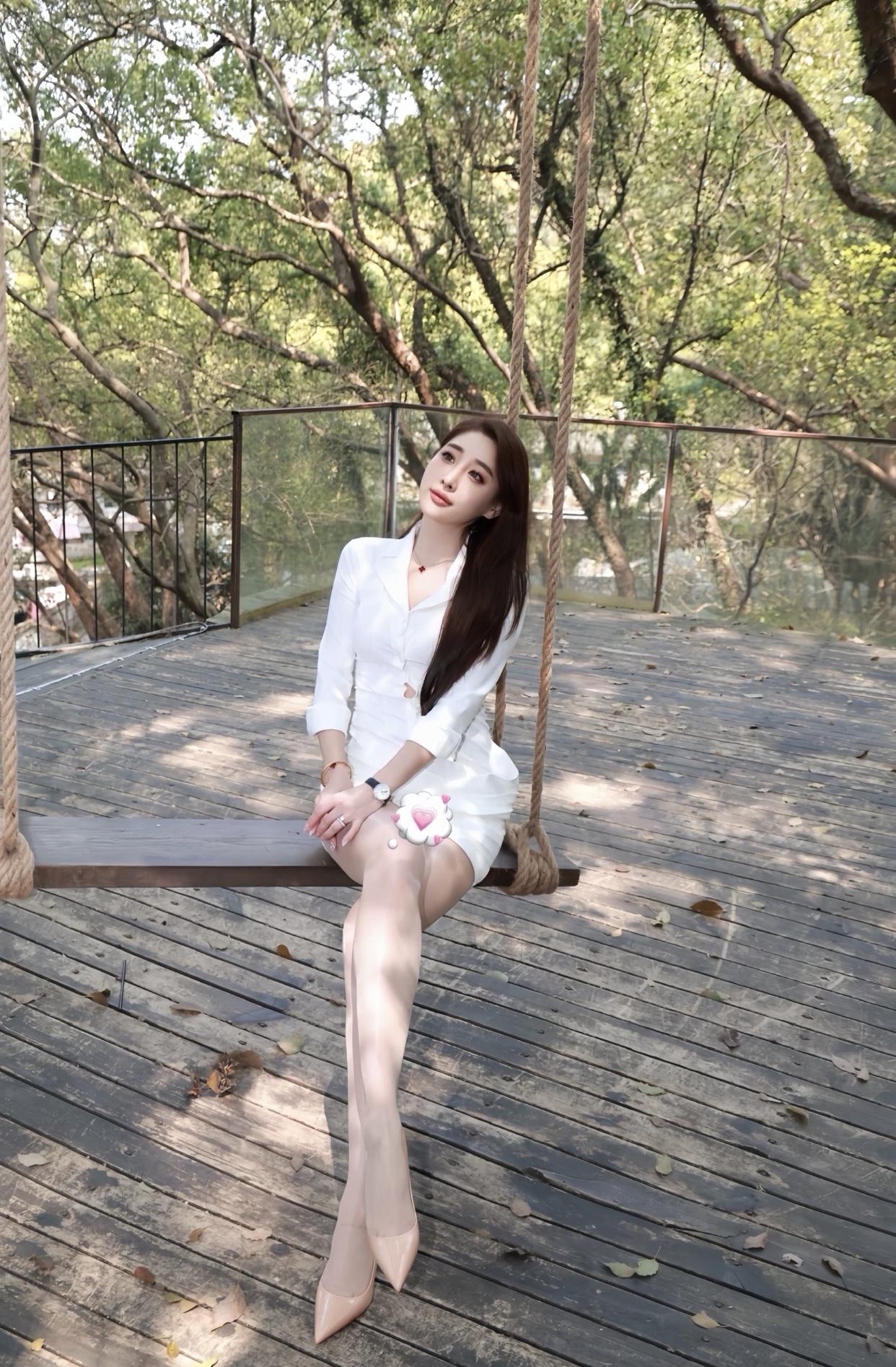 优雅白裙，林间静坐，自然与时尚的完美融合。